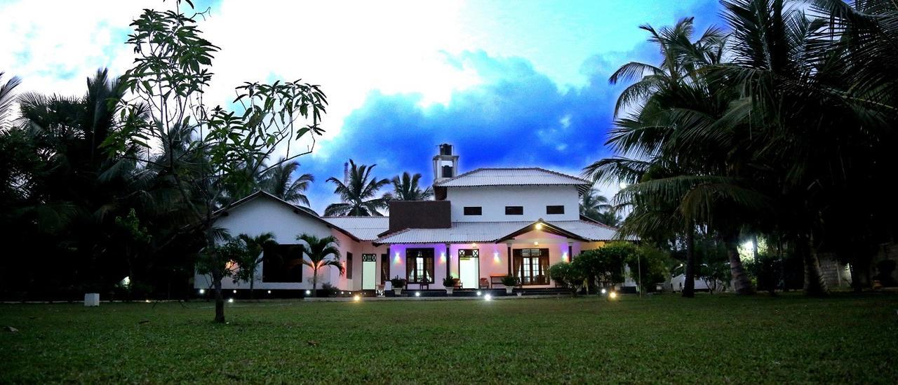 Grand Hilton Hotel Negombo Bagian luar foto